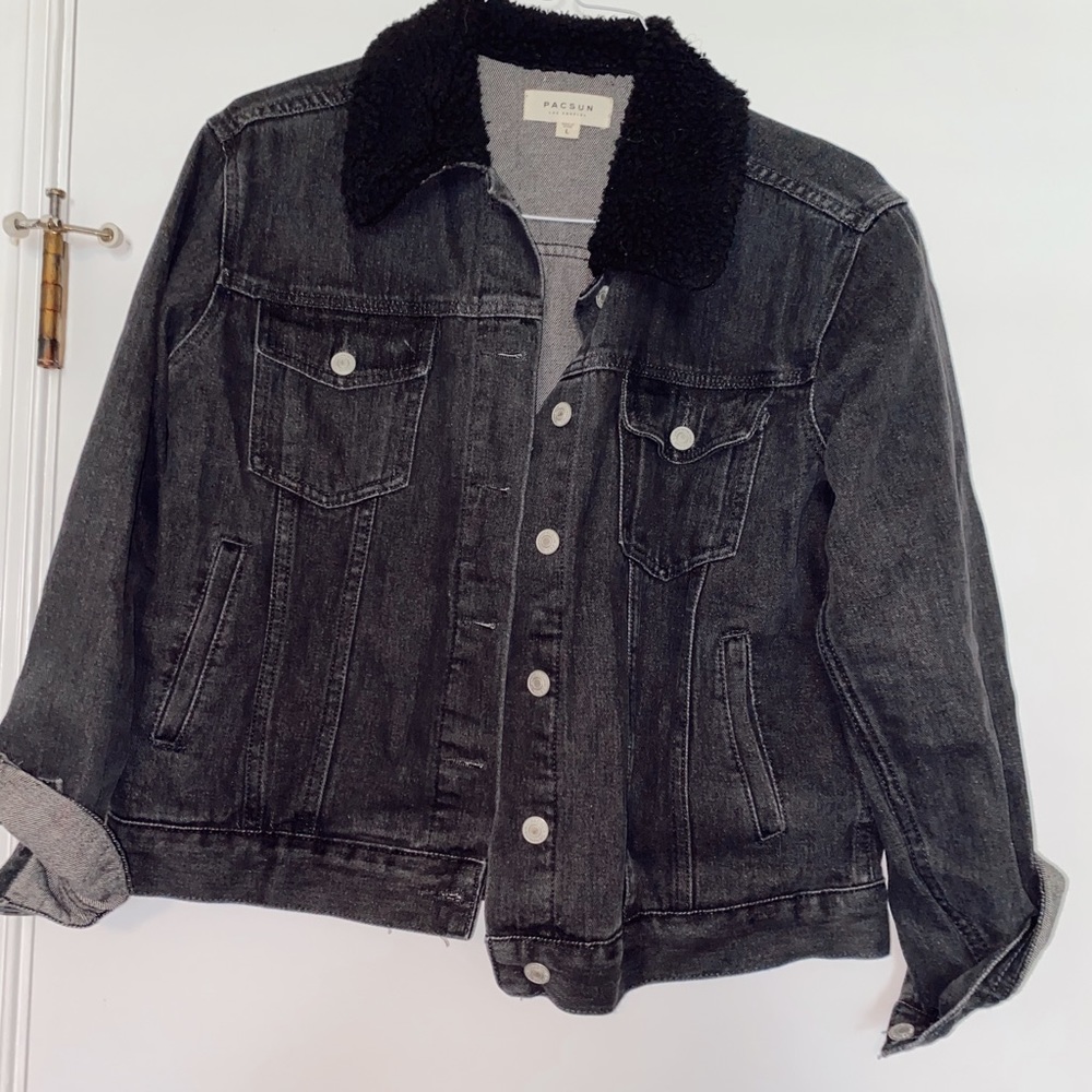 Cropped jean jacket with fur collar